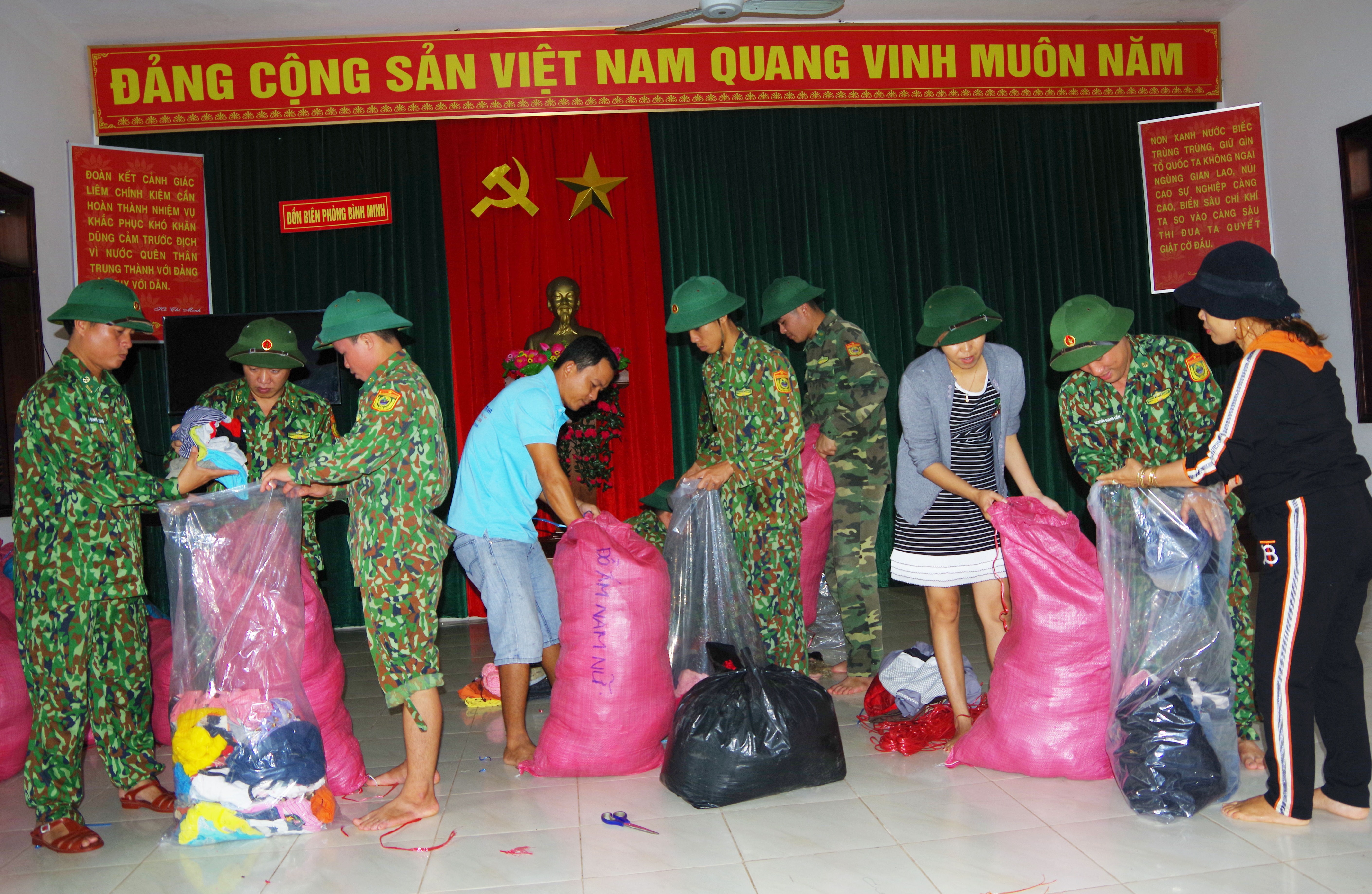 Quảng Nam: Tiếp tế lương thực 3.000 hộ dân bị cô lập ở Phước Sơn